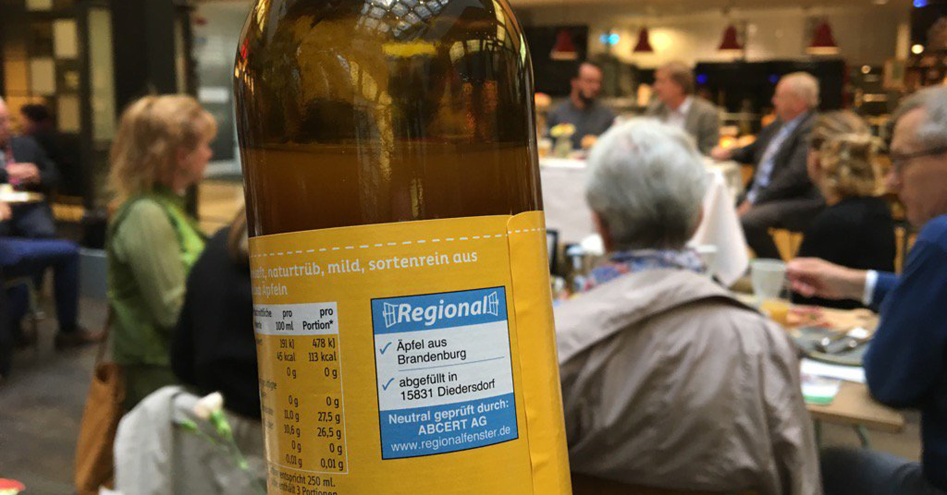 Regionalfenster Saftflasche mit Apfelsaft aus der Region Brandburg und dem Regionalfenster-Logo drauf
