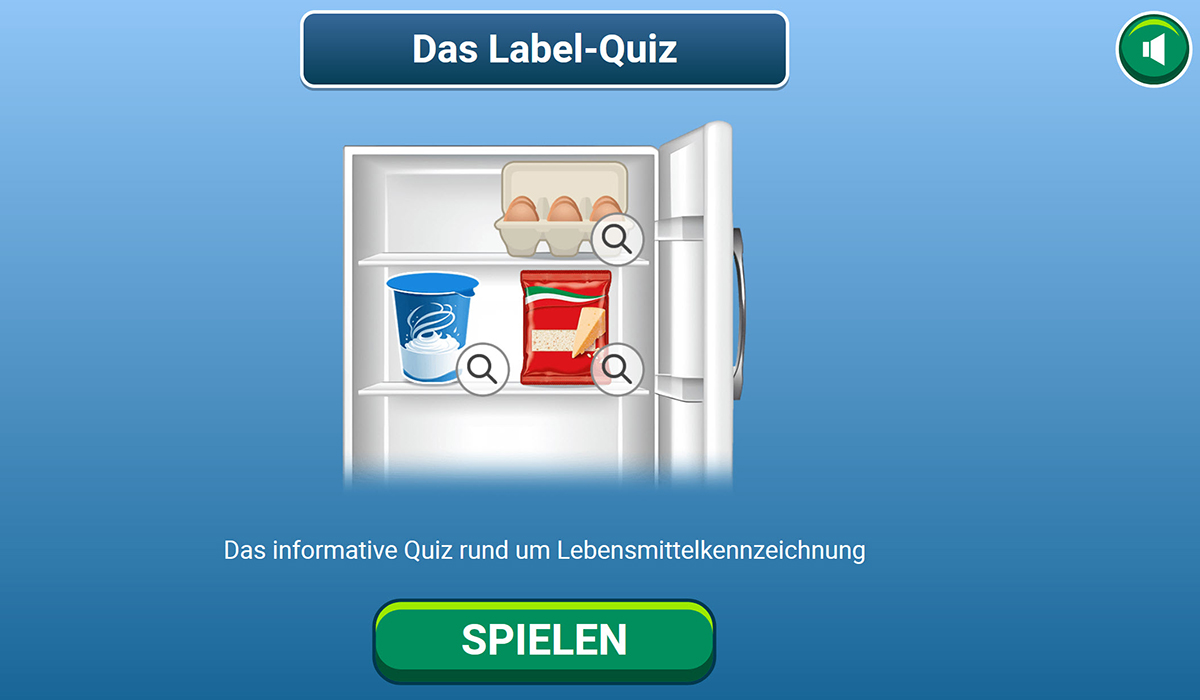 Geöffneter Kühlschrank mit Eiern und Joghurt 