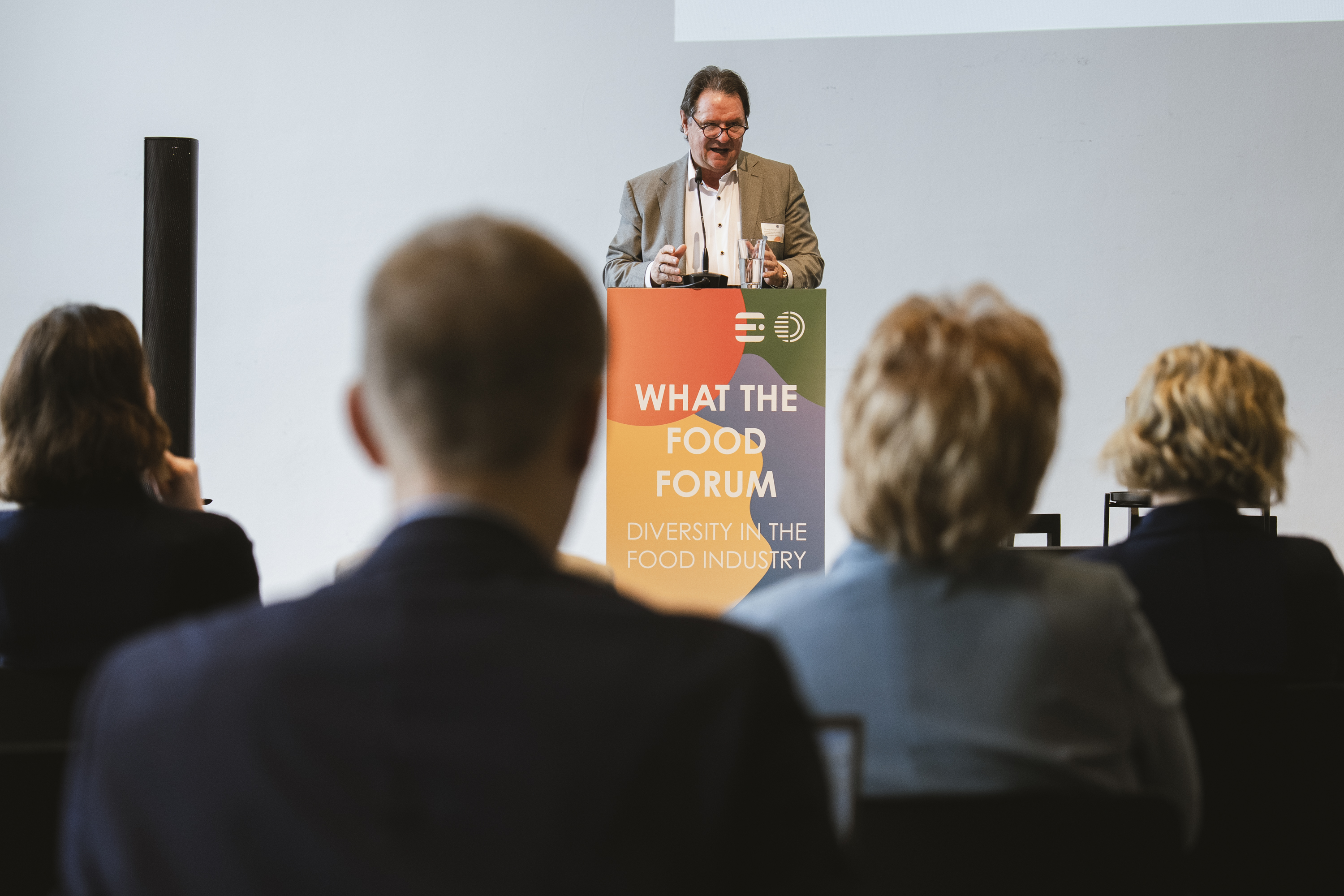 Christoph Minhoff hält einen Vortrag