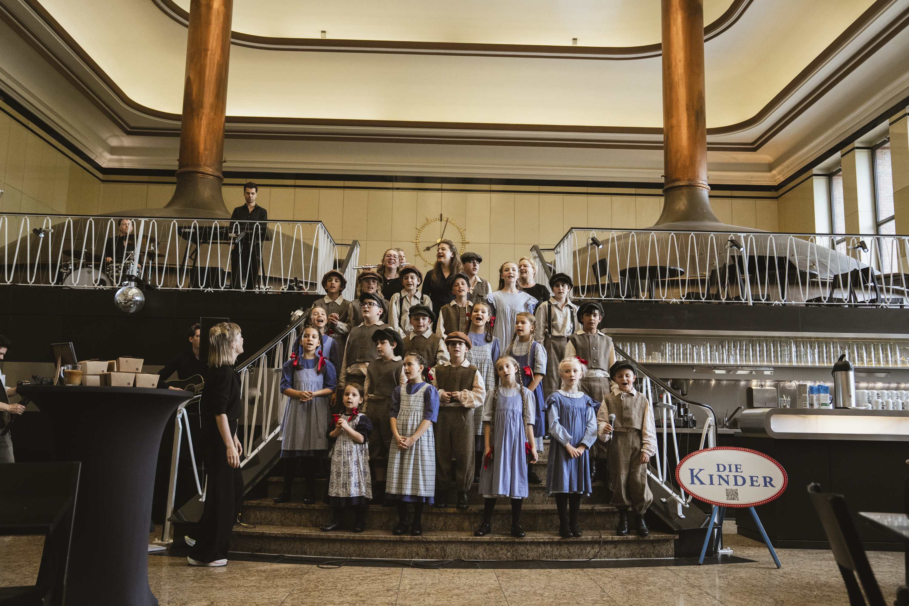 Kinderchor auf der Treppe im Kindl Haus