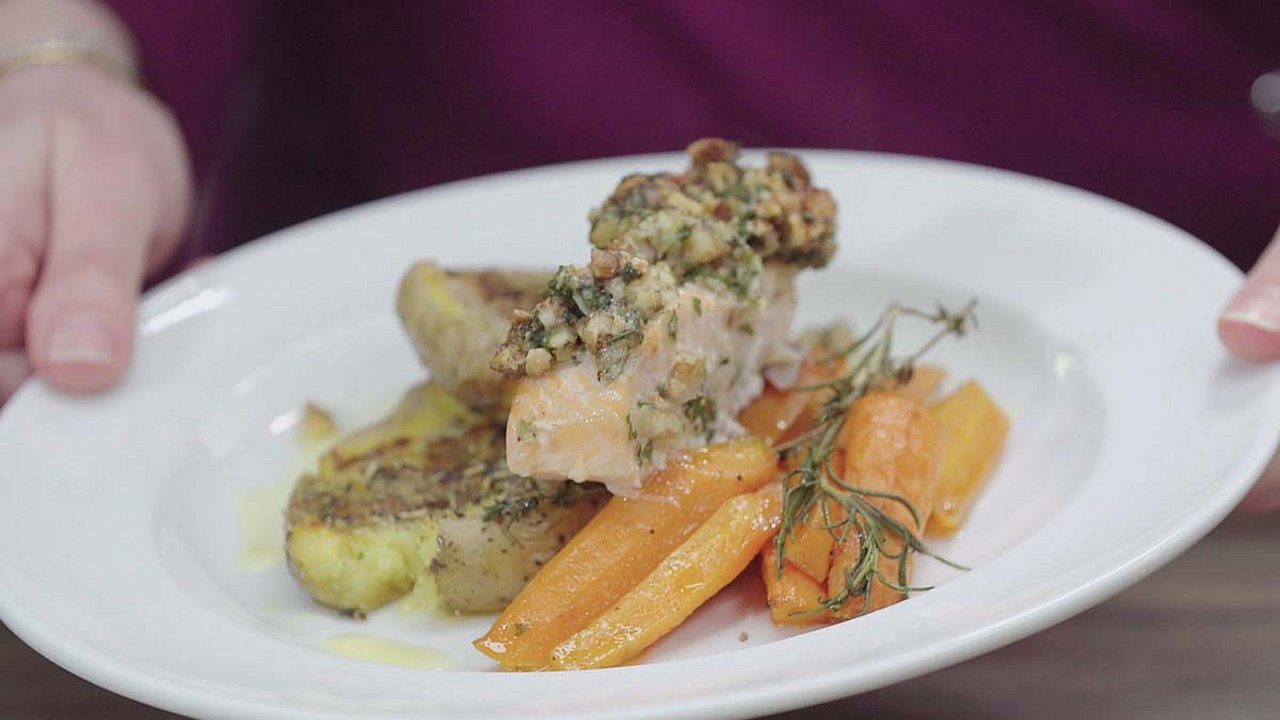 Rezept für Lachs mit Parmesan-Nuss-Kruste: Lebensmittelverband Deutschland