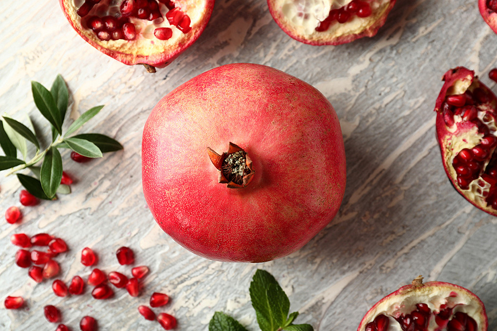 Granatapfel und seine blutroten Kerne.