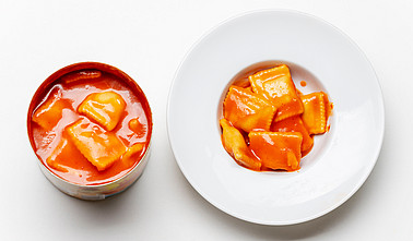 offenen Dose Ravioli auf weißem Hintergrund