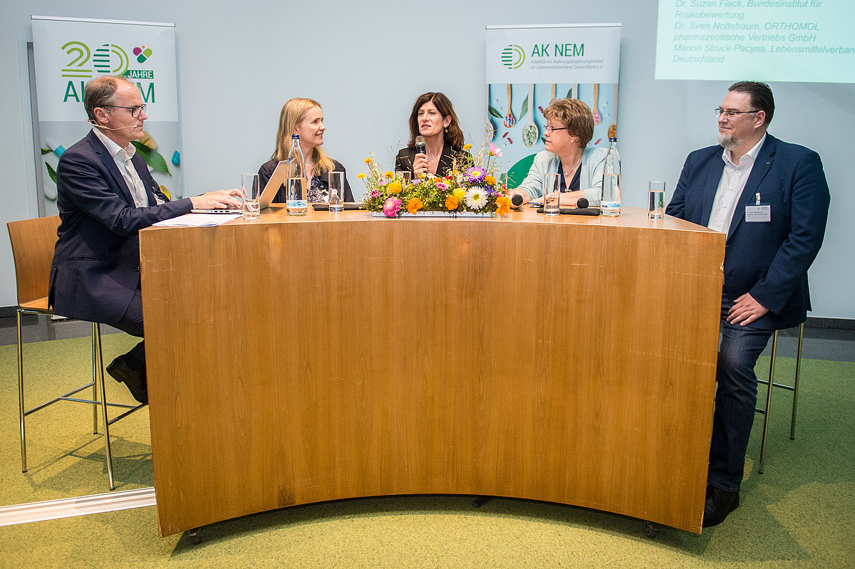 Podiumsdiskussion mit fünf Personen