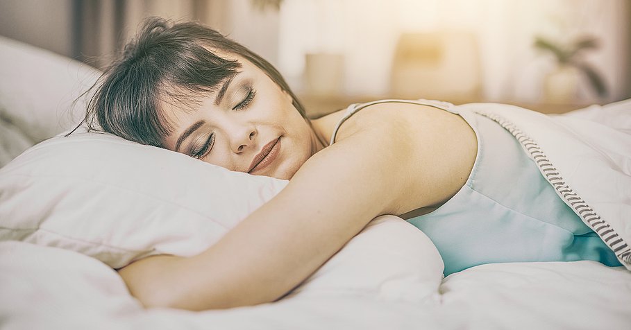 schlafende Frau im Bett