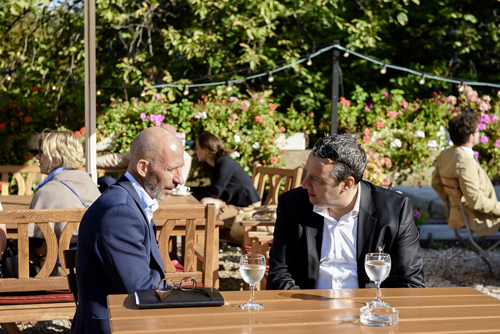 Zwei Herren im Gespräch im Garten der Bar jeder Vernunft