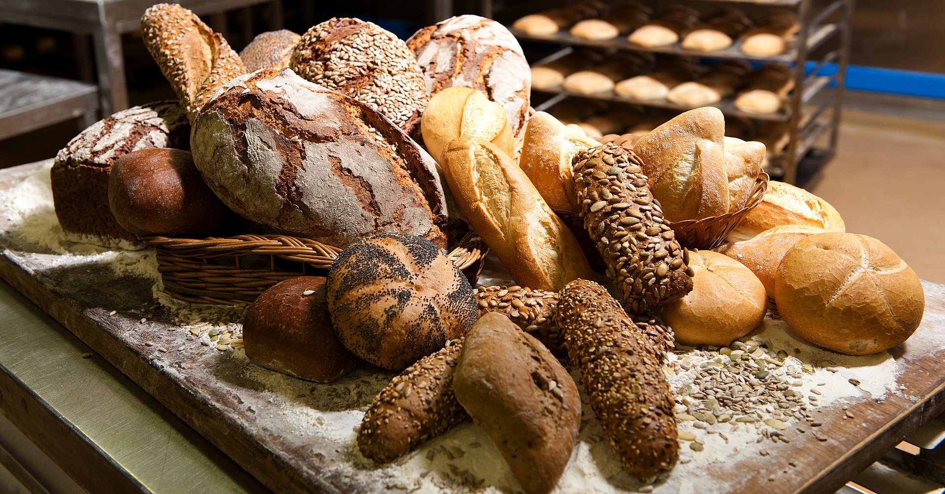 verschiedene Brote und Brötchen auf einem Tisch