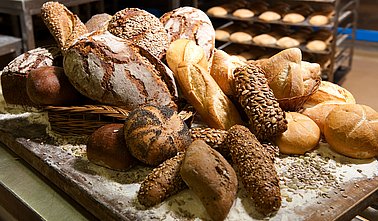 verschiedene Brote und Brötchen auf einem Tisch