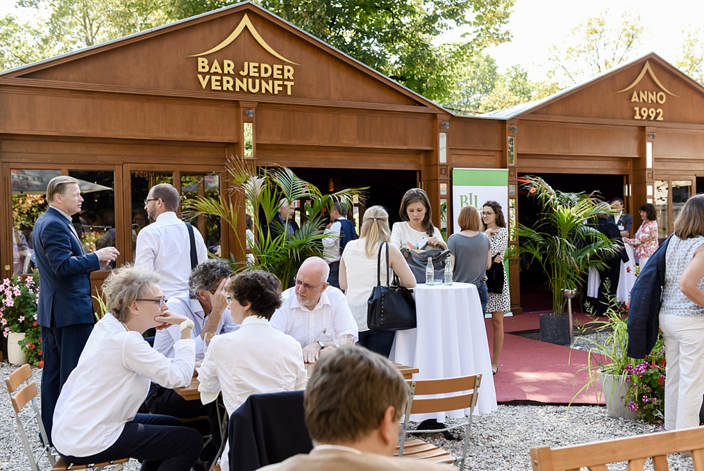 Außenbereich der Bar jeder Vernunft