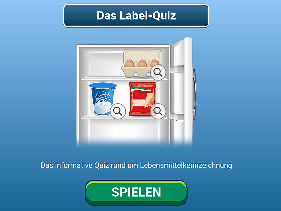 Illustration für das Label-Quiz: geöffneter Kühlschrank mit einer 6er-Paclung Eier, einem Naturjoghurt und einer Packung Parmesan