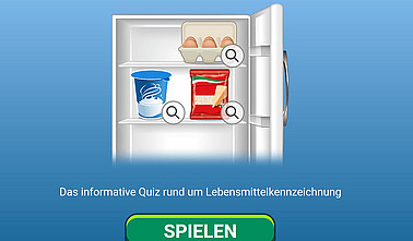 Illustration für das Label-Quiz: geöffneter Kühlschrank mit einer 6er-Paclung Eier, einem Naturjoghurt und einer Packung Parmesan