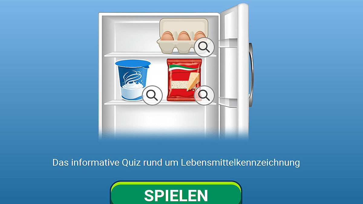 Illustration für das Label-Quiz: geöffneter Kühlschrank mit einer 6er-Paclung Eier, einem Naturjoghurt und einer Packung Parmesan
