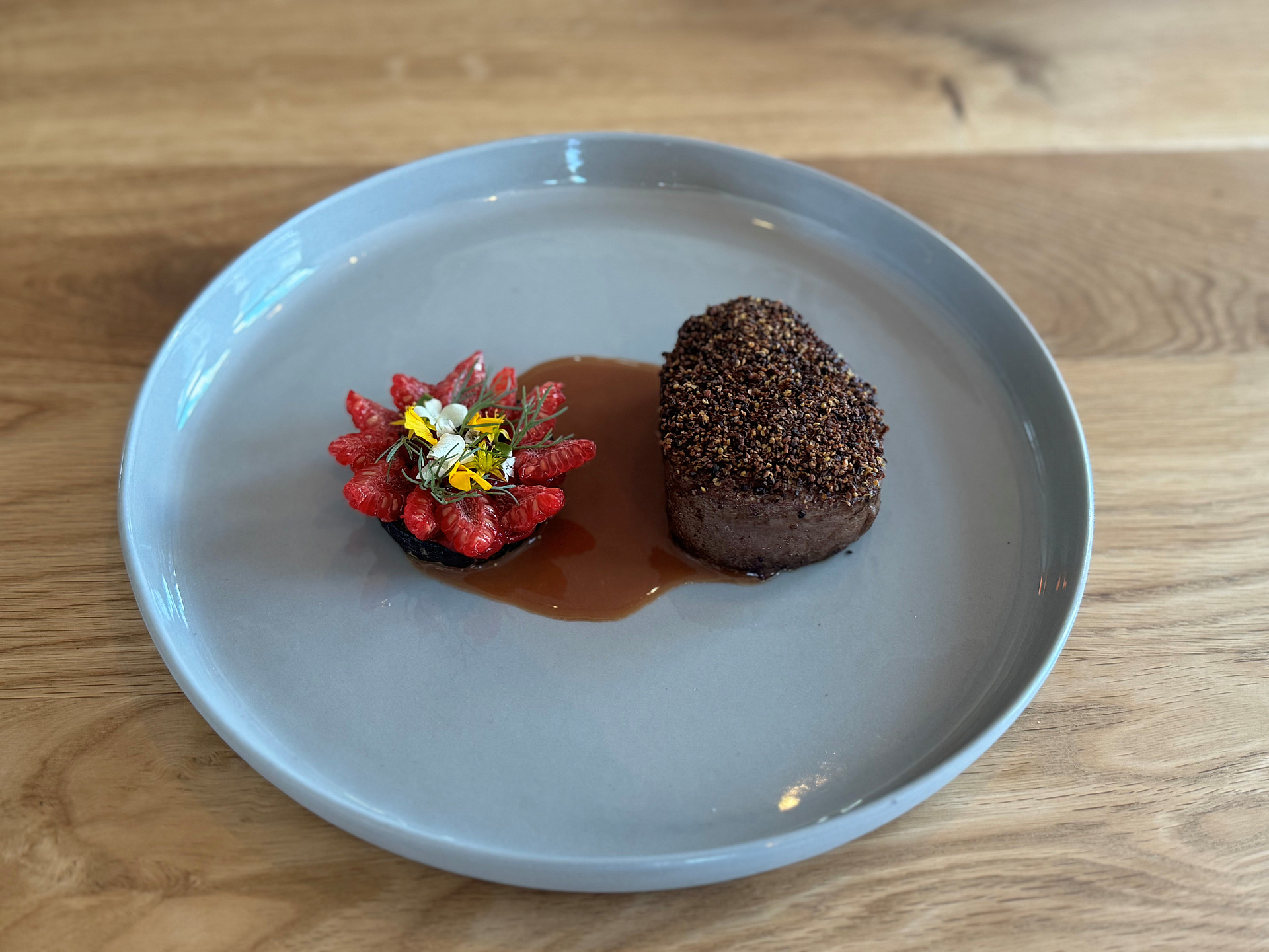 Rinderfilet mit Himbeeren und Zwiebeln