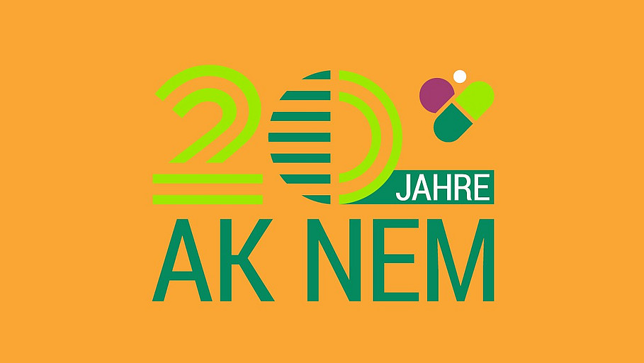 AK NEM Logo auf orangenem Hintergrund