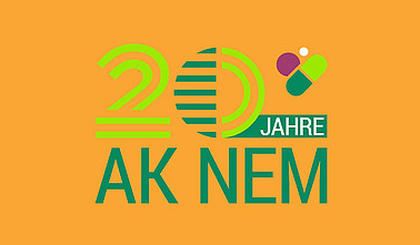 AK NEM Logo auf orangenem Hintergrund