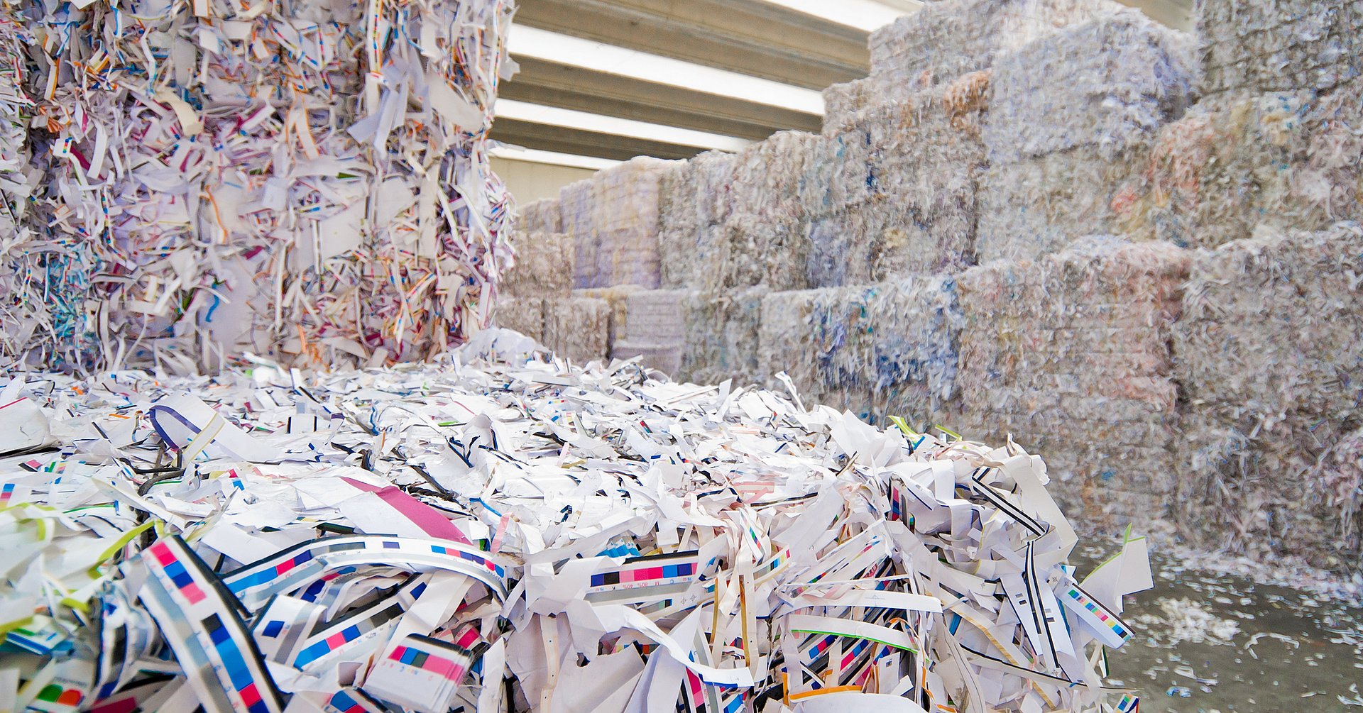 recycling of waste paper Gesammeltes Altpapier mit Druckfarben