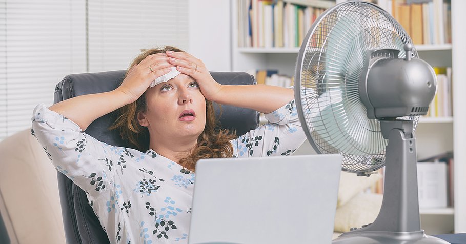 schwitzende Frau im Büro