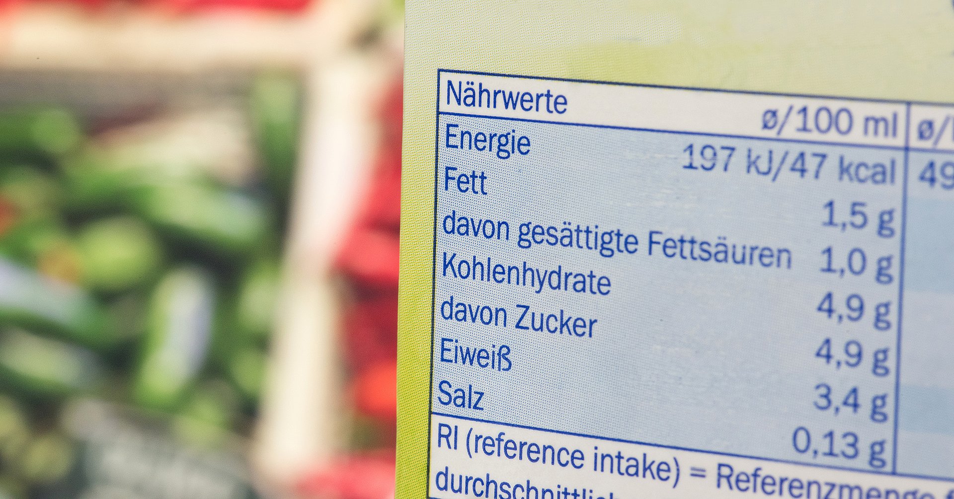 Eine Nährwerttabelle auf Lebensmittelverpackung Verpflichtende Nährwerttabelle gemäß Lebensmittelinformations-Verordnung auf einem Produkt.