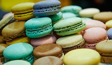 Eine Auswahl von verschieden farbigen Macarons, fotografiert auf der ISM in Köln.