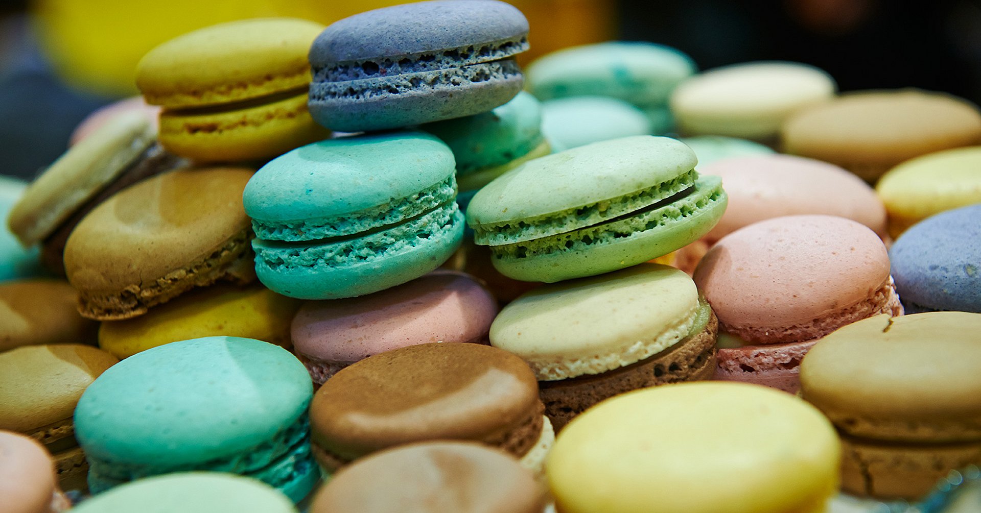 Eine Auswahl von verschieden farbigen Macarons, fotografiert auf der ISM in Köln.