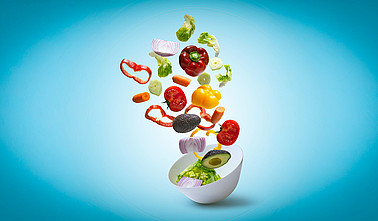 Frisches Gemüse, fällt in weiße Schüssel, Salatzutaten, schweben, heller blauer Hintergrund