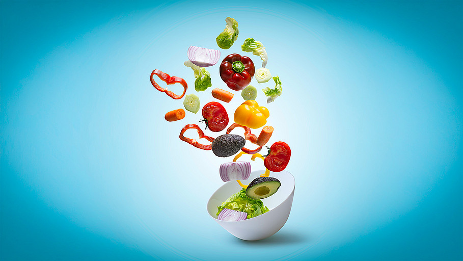 Frisches Gemüse, fällt in weiße Schüssel, Salatzutaten, schweben, heller blauer Hintergrund