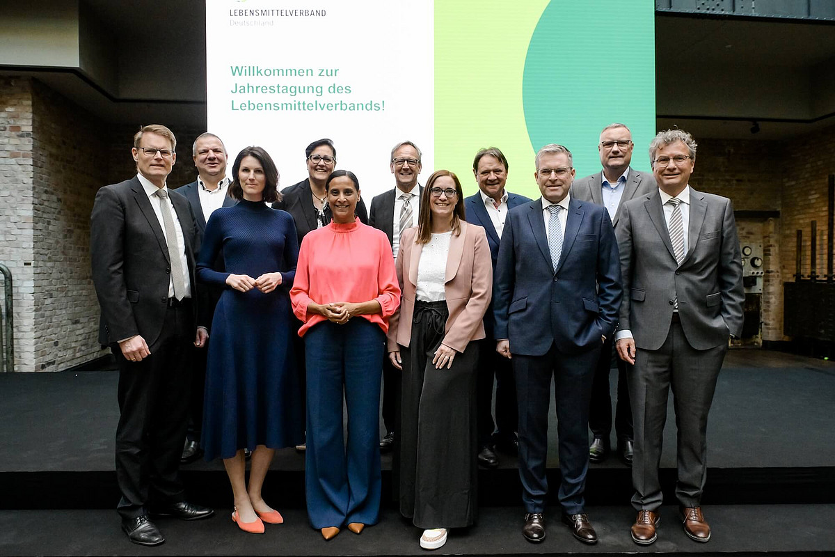 (v.l.n.r.) Rolf Lange, Roland Ermer, Carolin Weber, Barbara Körner, Anita Wälz, Dr. Carsten P. Oelrichs, Charlotte Rosendahl, Christoph Minhoff, René Püchner, Horst Kalbfleisch, Prof. Andreas Meisterernst Gruppenfoto: (v.l.n.r.) Rolf Lange, Roland Ermer, Carolin Weber, Barbara Körner, Anita Wälz, Dr. Carsten P. Oelrichs, Charlotte Rosendahl, Christoph Minhoff, René Püchner, Horst Kalbfleisch, Prof. Andreas Meisterernst