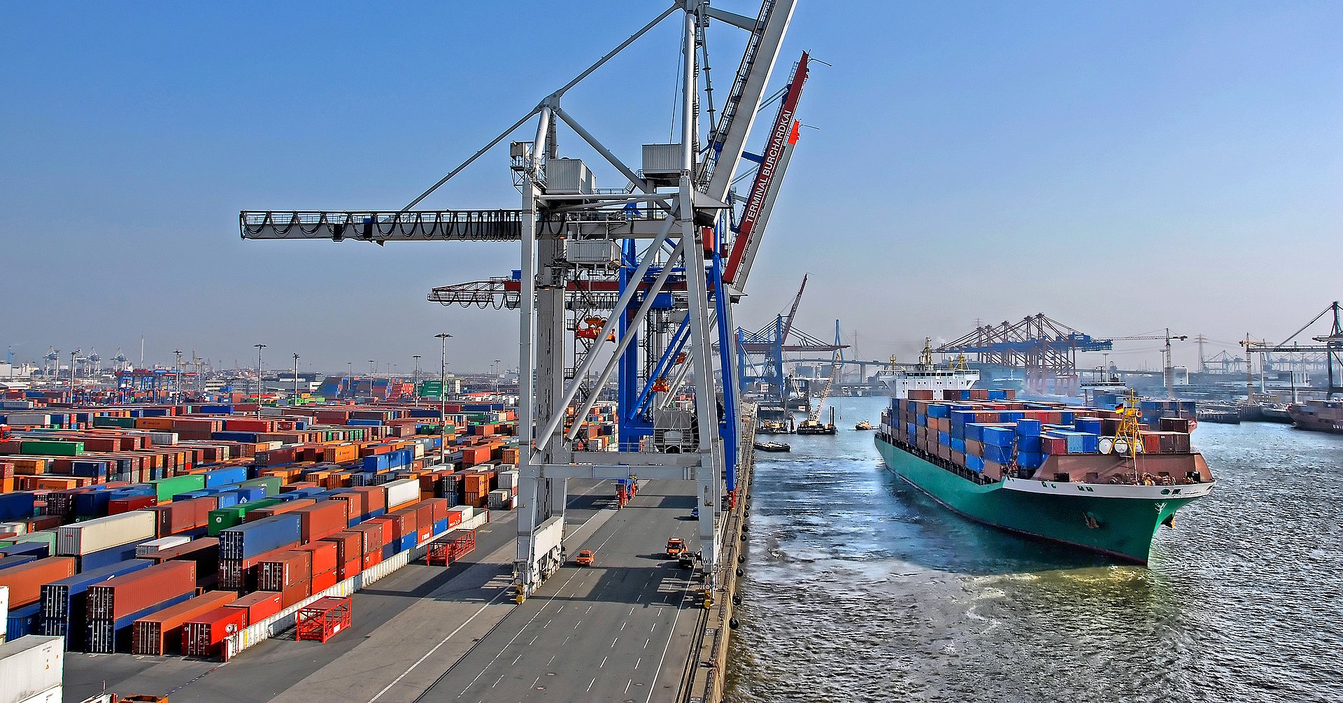 Container Terminal - Hamburg. Containerschiff im Hamburger Hafen