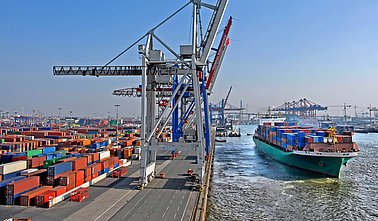 Containerschiff im Hamburger Hafen