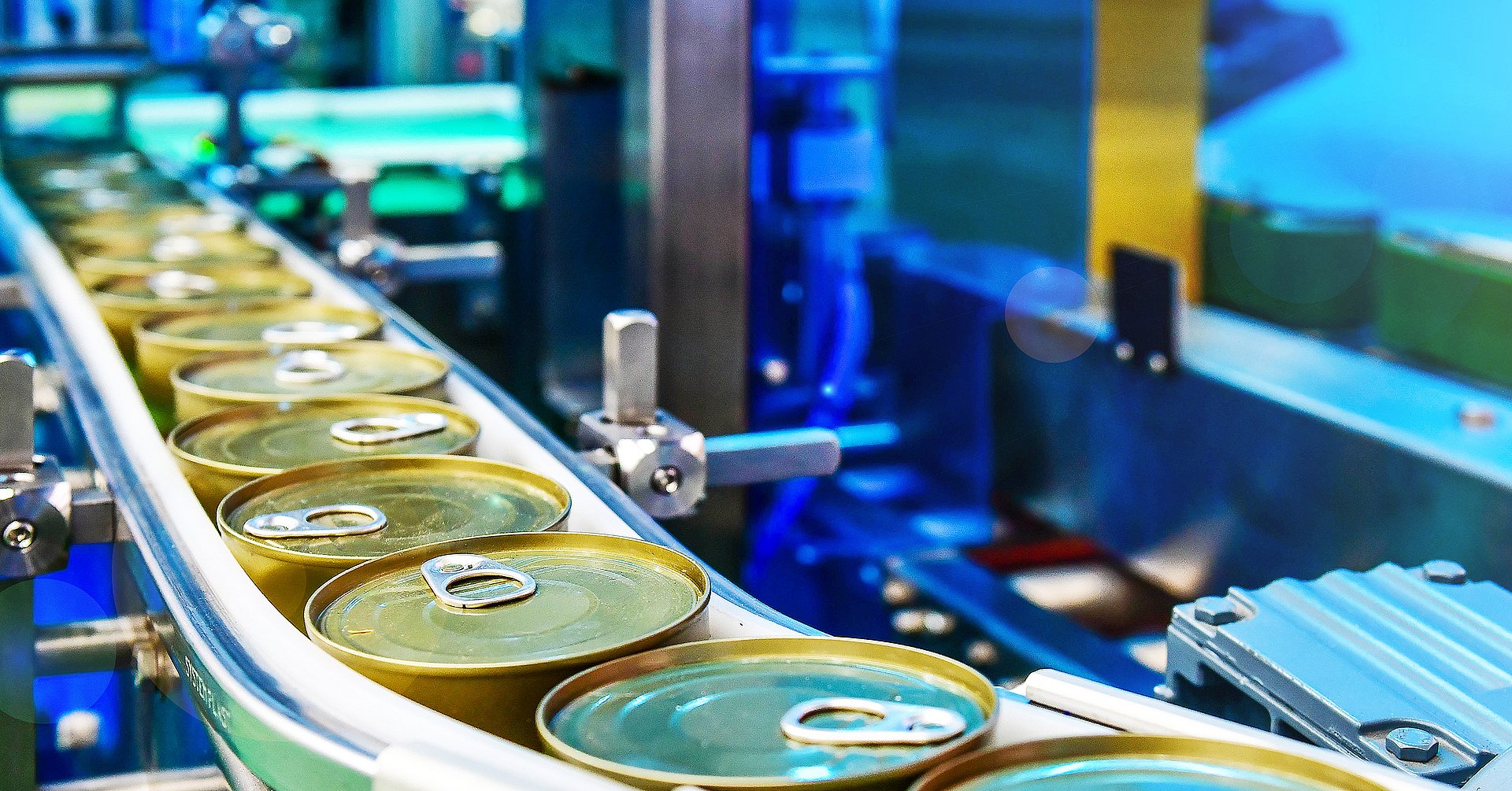 Canned food products on conveyor belt in distribution warehouse.parcels transportation system concept.banner size Konservendosen