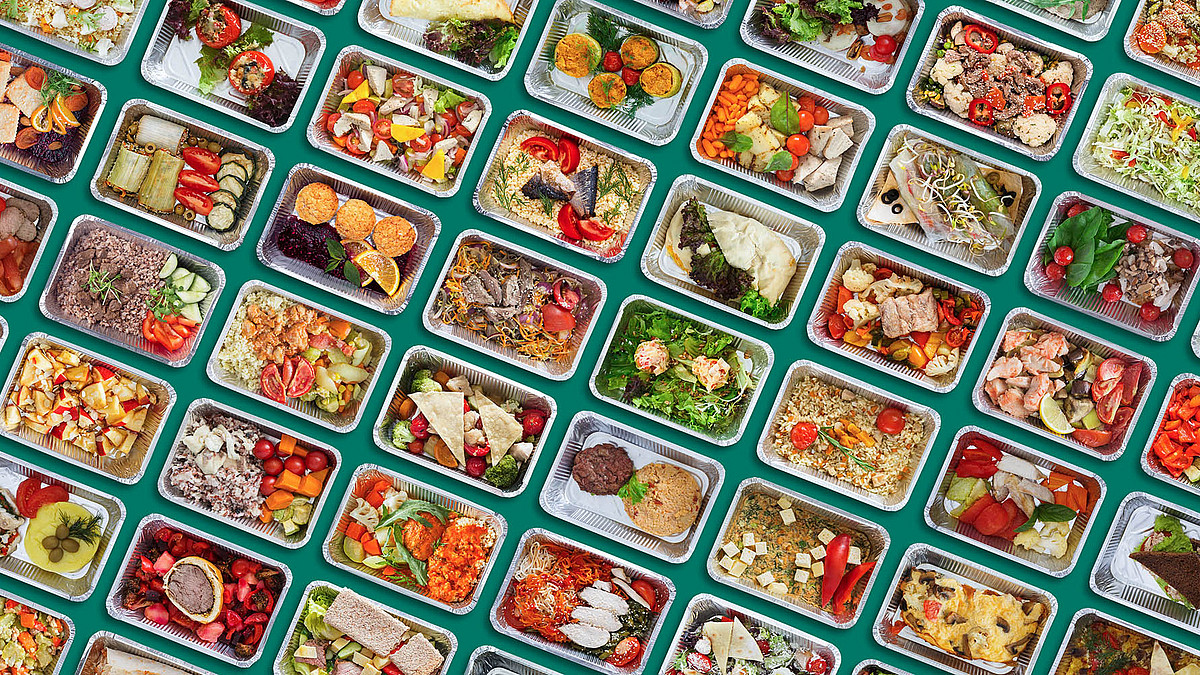 Kollage mit vielen Fertiggerichten in Take-away-Behältern