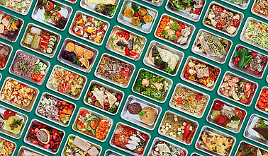 Kollage mit vielen Fertiggerichten in Take-away-Behältern