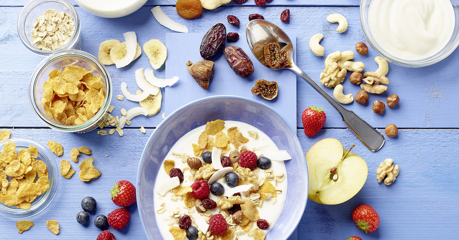 Eine Schlüssel mit Müsli, Naturjoghurt und verschiedenem Obst