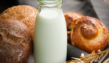 verschiedene Brötchen und eine kleine Karaffe mit Milch