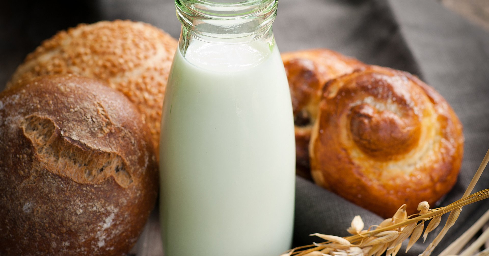 verschiedene Brötchen und eine kleine Karaffe mit Milch