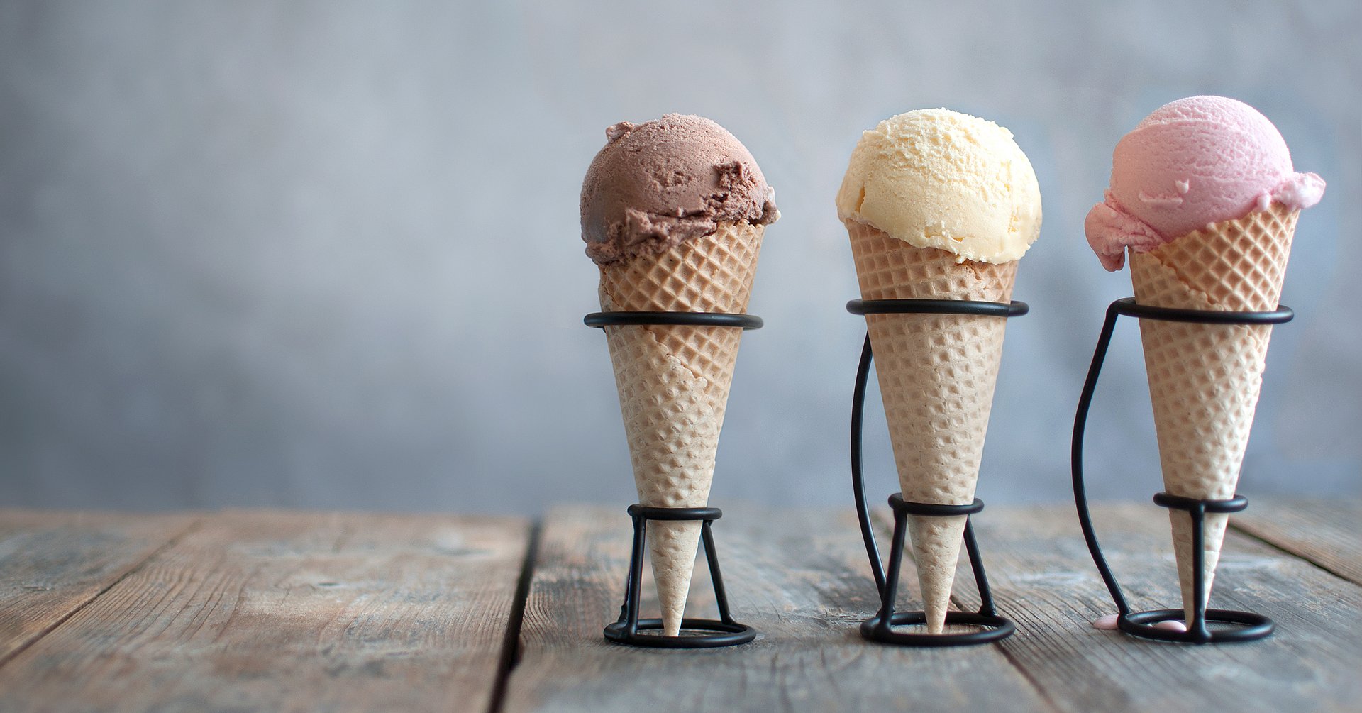 Ice cream cones drei Speiseeis in der Waffel mit Schokolade-, Vanille-, und Erdbeergeschmack