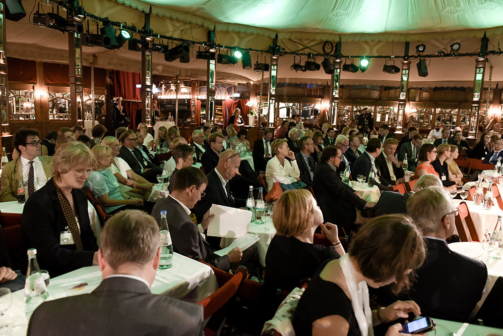 Gäste des Mediendialogs in der Bar jeder Vernunft