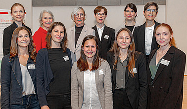 OECOTROPHICA-Preisverleihung 2023 (v. l. n. r. Manon Struck-Pacyna (Lebensmittelverband Deutschland e. V.), Prof. Dr. Christine Brombach, Prof. Dr. Christel Rademacher, Prof. Dr. Sarah Egert, Prof. Dr. Anna Kipp, Dr. Silke Lichtenstein, Katharina Rupprecht, Dr. Kerstin Marx, Dr. Maike Elena Schnermann, Lea Helena Hansch, Lea Klein)