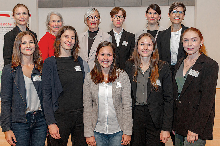 OECOTROPHICA-Preisverleihung 2023 (v. l. n. r. Manon Struck-Pacyna (Lebensmittelverband Deutschland e. V.), Prof. Dr. Christine Brombach, Prof. Dr. Christel Rademacher, Prof. Dr. Sarah Egert, Prof. Dr. Anna Kipp, Dr. Silke Lichtenstein, Katharina Rupprecht, Dr. Kerstin Marx, Dr. Maike Elena Schnermann, Lea Helena Hansch, Lea Klein)