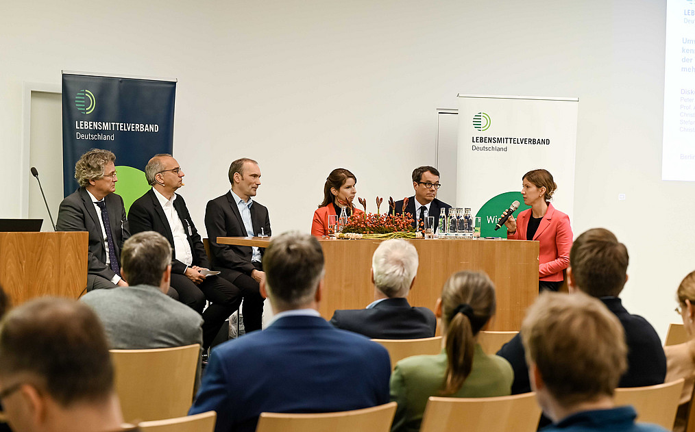 Sechs Teilnehmer der Diskussionsrunde auf dem Podium