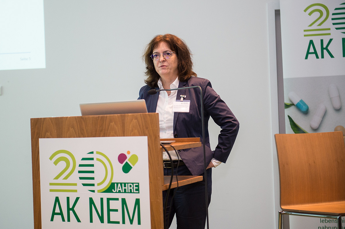 Dr. Evelyn Breitweg-Lehmann während ihres Vortrags am Rednerpult