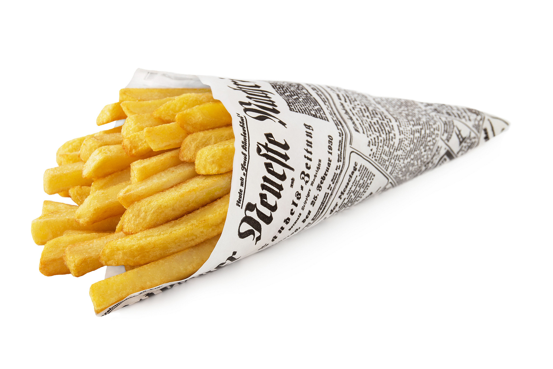 Pommes frites in einer kegelförmigen Tüte aus Zeitungspapier isoliert auf weißem Hintergrund