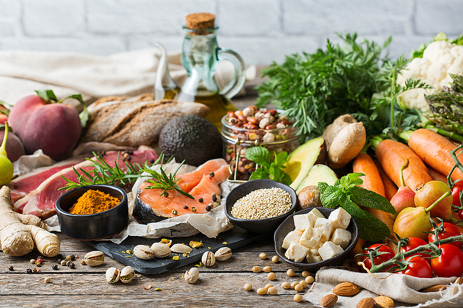 Sortiment von verschiedene Lebensmittel für eine ausgewogenen flexitarische Ernährungsweise mit Obst, Gemüse, Fleisch, FIsch und Milchprodukten.