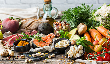 Sortiment von verschiedene Lebensmittel für eine ausgewogenen flexitarische Ernährungsweise mit Obst, Gemüse, Fleisch, FIsch und Milchprodukten.