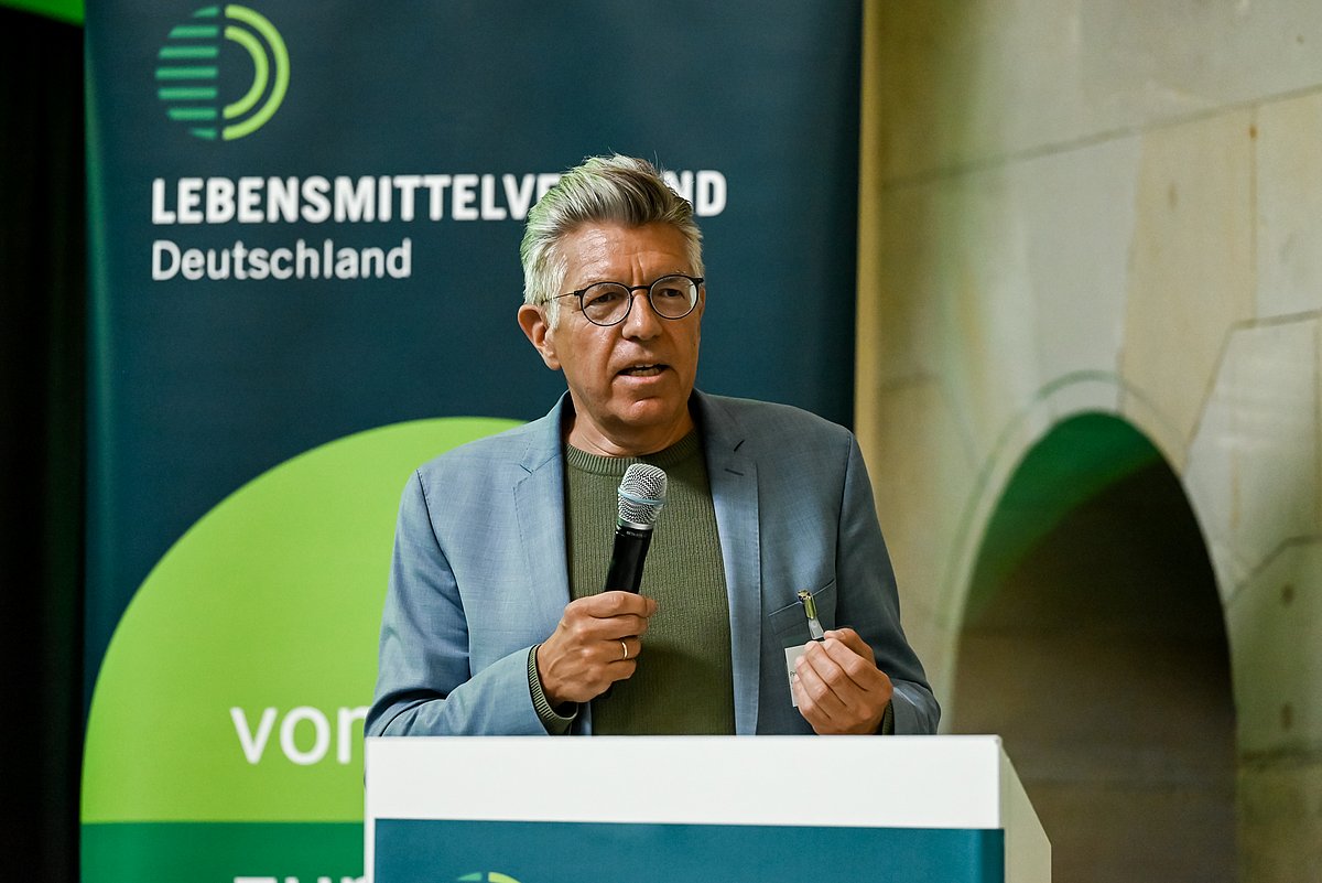 Professor Dr. Martin Burgi, Inhaber des Lehrstuhls für Öffentliches Recht, Wirtschaftsverwaltungsrecht, Umwelt- und Sozialrecht an der Ludwig-Maximilians-Universität München