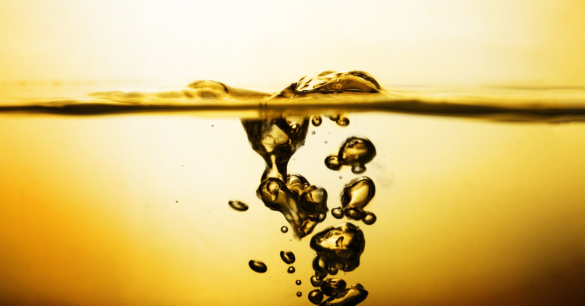 Bubbles in Water Oil, gold Beautiful abstract background Speiseöl als Symbolbild
