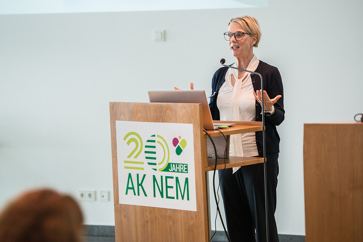 Dr. Ulrike Weingärtner, Vize-Vorsitzende des AK NEM, während ihrer Rede