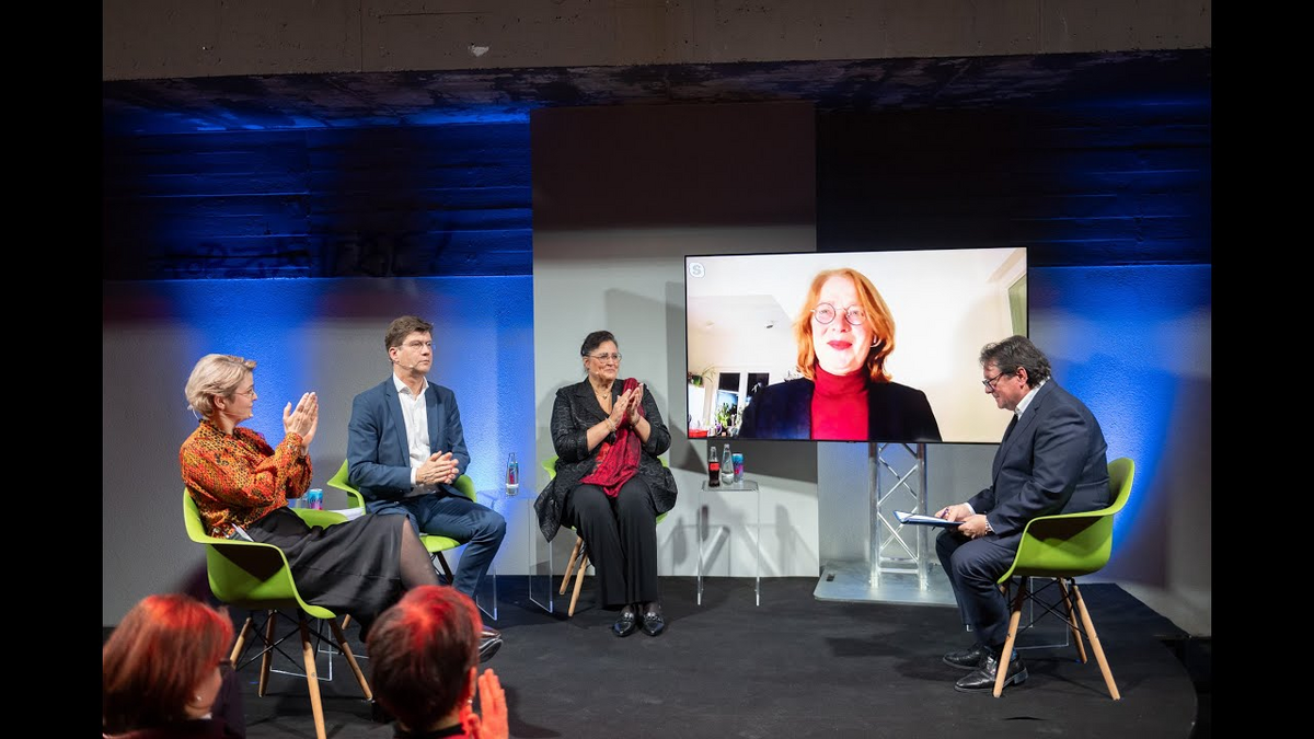 Podiumsdiskussion der Tagung „Zukunft mit KI: Chancen erkennen, Risiken verstehen“